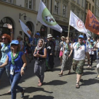 Peregrinos participan en un acto organizado dentro de los preparativos de la Jornada Mundial de la Juventud, en Cracovia, este lunes.-EFE / RADEK PIETRUSZKA