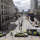 Furgonetas de la policía bloquean el acceso en el área del Puente de Londres.-FRANK AUGSTEIN