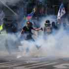 Un momento de los enfrentamientos entre la Policia manifestantes el Primero de Mayo en París.-AFP