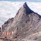 La foto de los turistas desnudos en la montaña Kinabalu, en Malasia.-Foto:   PINTEREST / ELEANOR HAWKINS