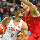 Gasol intenta frenar la entrada del croata Saric en el debut olímpico de la selección.-ANDREJ ISAKOVIC / FP