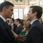 El presidente del Gobierno, Pedro Sanchez, saluda a Pablo Casado, líder de los populares, en presencia de la presidenta del Congreso, Ana Pastor.-ZIPI (EFE)