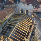 La imagen aérea muestra los trabajos que se realizaron para recuperar la cubierta del templo.-ECB