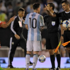 Messi, en el altercado que tuvo con los árbitros del Argentina-Chile del pasado jueves.-AFP