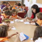 Un grupo de niños junto a una monitora en una imagen de archivo.-ISRAEL L. MURILLO
