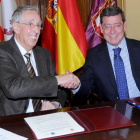 Miguel Patón (izq) con César Rico (dcha) ayer tras la firma del convenio de colaboración.-I. L.M.