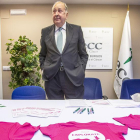 Enrique Plaza, presidente de la junta provincial de la AECC en Burgos posa con las camisetas de la campaña ‘Explórate’ de Promecal.-SANTI OTERO