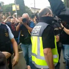 La alcaldesa de LHospitalet, Núria Marín, a la policía en el IES Can Vilumara: Iros.-EL PERIÓDICO