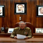 Raúl Castro anuncia la muerte de su hermano Fidel Castro en televisión.-