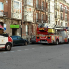 Dotaciones de bomberos frente a la entrada de la vivienda.-ECB