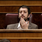 El secretario de comunicación de Podemos, Juan Manuel del Olmo, en su escaño del Congreso.-JOSE LUIS ROCA