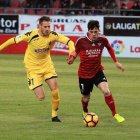 Guarrotxena conduce el esférico ante la presión de un jugador del Reus.-ALFONSO G. MARDONES