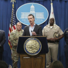 El gobernador de California, Gavin Newsom, en conferencia de prensa sobre temas migratorios.-AP