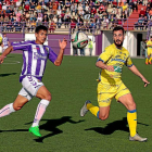 Sergio Noche disputa un balón junto a un jugador vallisoletano.-JOSÉ C. CASTILLO