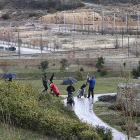 Varios jugadores practicando ayer el golf en el campo de Saldaña. De fondo se aprecia la urbanización de las parcelas de este sector, que está aún sin pagar y por rematar.-RAÚL OCHOA