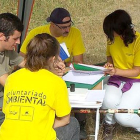 Voluntarios y anillador en una de las jornadas.-ECB