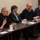 Carles Puigdemont reunido, en Bruselas, con los diputados de su partido.-/ HORST WAGNER (EFE)