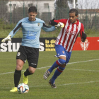 Mikel Aurreko se dispone a despejar el balón en el choque ante el Sporting de Gijón B.-