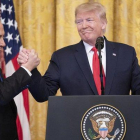 El primer ministro israelí, Binyamin Netanyahu (izquierda) y el presidente de EEUU, Donald Trump, este martes, durante la presentación del acuerdo para Oriente Próximo.-SHEALAH CRAIGHEAD (DPA)
