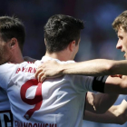 Xabi Alonso, Robert Lewandowski y Thomas Müller celebran el segundo gol del Bayern al Ingolstadt.-REUTERS / MICHAELA REHLE