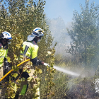 Dos bomberos intervienen en uno de los incendios. BOMBEROS DE BURGOS