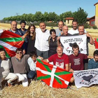 Xavier Ugarte Villar fue recibido por un grupo de amigos y familiares a su salida de prisión-Etxerat