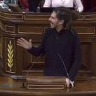 El bonito gesto de Alberto Rodríguez, de Ahora Podemos, con un diputado del PP.-EL PERIÓDICO