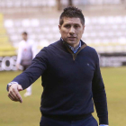 Nacho Fernández habla co n su banquillo en el encuentro ante la Real B.-RAÚL G. OCHOA