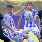 Prosi presiona a un jugador delValladolid B ante la mirada de Armiche en el partido disputado ayer.-EL MUNDO / EL DIARIO DE VALLADOLID