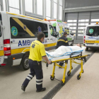 Imagen de ambulancias durante el traslado de los pacientes del Yagüe al nuevo Hospital Universitario.-SANTI OTERO