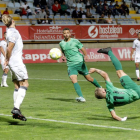 Juanma intenta superar la meta de la Cultural Leonesa con un remate acrobático en el tramo final de la contienda de ayer-Marciano Pérez