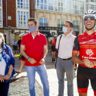 Los ciclistas fueron recibidos por el alcalde y los representantes de Comercio y Cáritas. SANTI OTERO