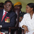 Emmerson Mnangagwa y su esposa, Auxilia, durante la ceremonia de investidura, en Harare (Zimbabue), el 24 de noviembre.-AP / BEN CURTIS