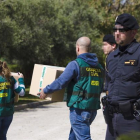 Agentes de la Guardia Civil se llevan documentos en el marco de la operación contra el fraude en los cursos de formación en Andalucía, el pasado marzo en Málaga.-EFE / JORGE ZAPATA