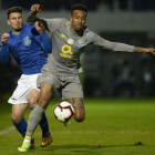 Militao, de gris, con la camiseta del Oporto.-AFP
