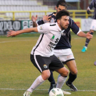 Adrián protege el balón ante la presión de un jugador rival.-SANTI OTERO