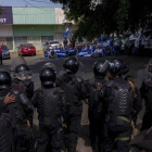 La policiía de Nicaragua vigila una manifestación en contra del presidente Daniel Ortega.-EFE