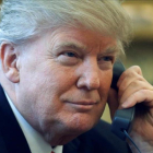 Donald Trump hablando por el teléfono fijo de su despacho en la Casa Blanca.-JONATHAN ERNST