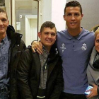 Cristiano Ronaldo con David Pawlaczyc en el hotel de concentración del Real Madrid.-REAL MADRID