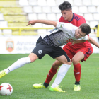 Iker Hernández protege el balón ante el acoso de un rival.-ISRAEL L. MURILLO