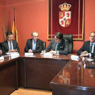 La firma la protagonizaron en Villadiego los alcaldes y el consejero de Fomento, quien recordó que en Burgos se han invertido ya casi 435.000 euros-ECB