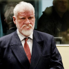 El exgeneral Slobodan Praljak durante el juicio.-/ AFP / ROBIN VAN LONKHUIJSEN