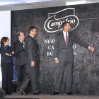 El rey destapa la placa en presencia de Álvaro Fernández, Juan Vicente Herrera, Sáenz de Santamaría y Pedro Ballvé.-ISRAEL L. MURILLO
