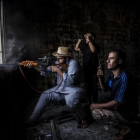 Un francotirador de Misrata dispara hacia posiciones de estado islámico en Sirte, Libia.-AP / MANU BRABO