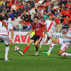 Pedro Martín pasa el balón rodeado de jugadores delRayo en el partido de la primera vuelta disputado en Anduva.-ALFONSO G. MARDONES