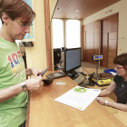 Un hombre adquiere una pegatina en la sede de Correos.-RAÚL G. OCHOA