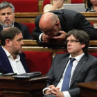 Oriol Junqueras y Carles Puigdemont, en septiembre del 2017, en el Parlament.-FERRAN NADEU