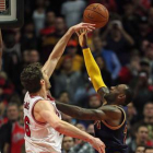 Pau Gasol pone un tapón decisivo a LeBron James, en los compases finales del partido entre los Bulls y los Cavaliers.-AP / JEFF HAYNES