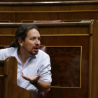 Pablo Iglesias en su escaño, durante el debate de investidura de Mariano Rajoy.-AGUSTÍN CATALÁN