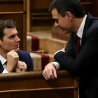 Albert Rivera y Pedro Sánchez conversan en el hemicio del Congreso de los Diputados, en la sesión constitutiva de las Cortes, el miércoles pasado.-JOSÉ LUIS ROCA